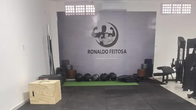 Área de crosstraining com a marca Ronaldo Feitosa na parede