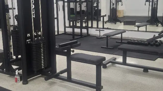 Estações e bancos da área de musculação do Studio